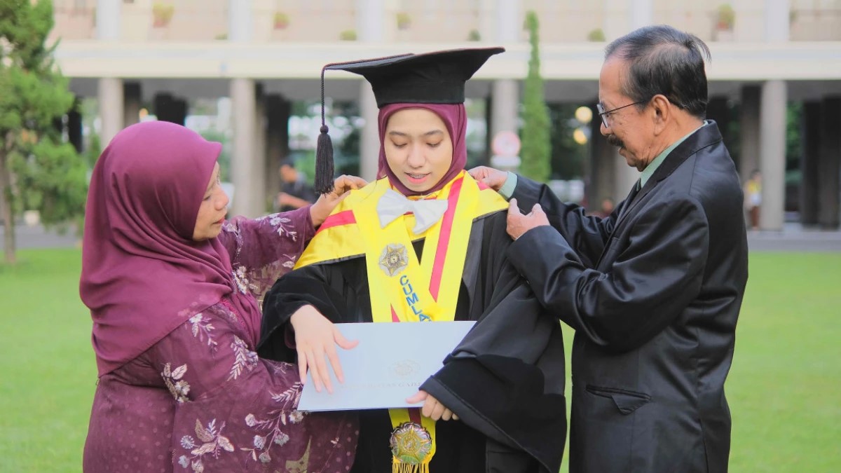 Keren! Baru 26 Tahun Sudah Doktor, Dewi Jadi Lulusan S3 Tercepat dalam Sejarah UGM
